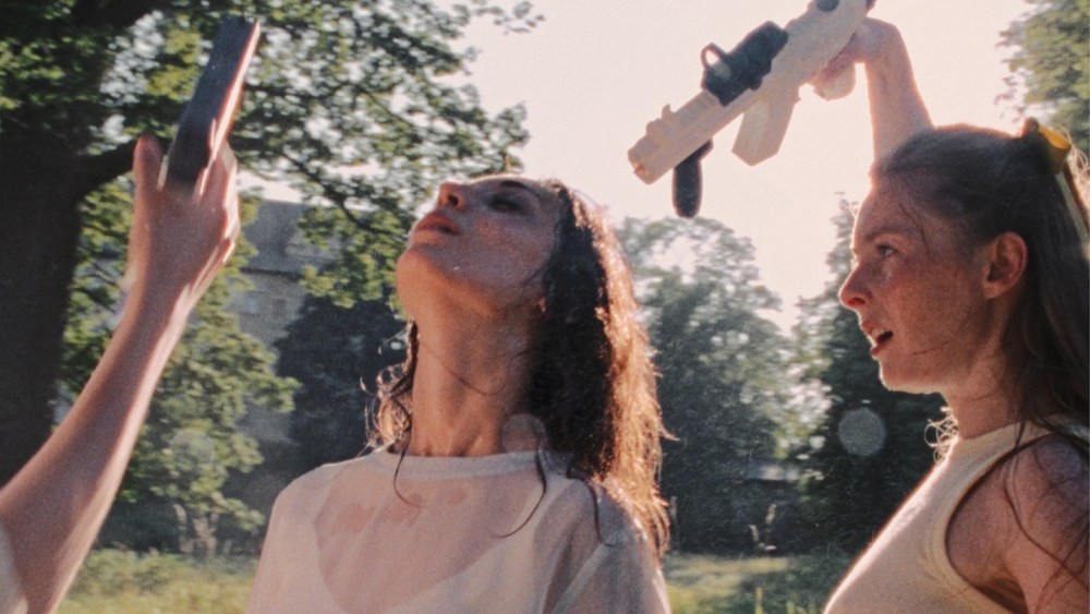 ‘Glorious Summer’ Review: Ignorance Is Bliss in Ethereal Dystopian Drama